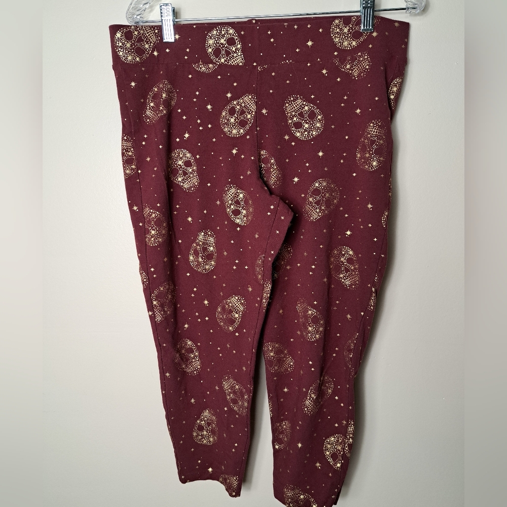TORRID Size 2X Burgundy With Gold Metalic Stars & Sugar Skulls Crop Leggings